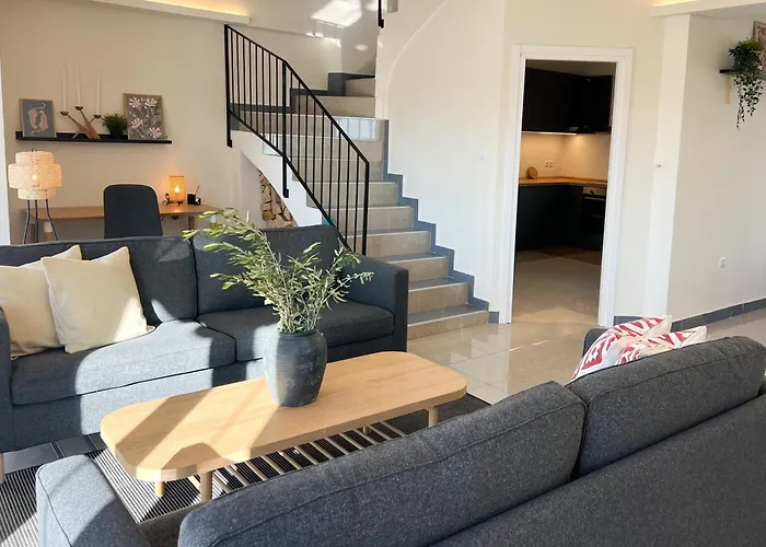 Maisonette With Stunning Terrace & Private Garage - By Solstad Apartamento Kavala