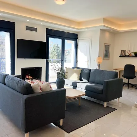 Maisonette With Stunning Terrace & Private Garage - By Solstad شقة