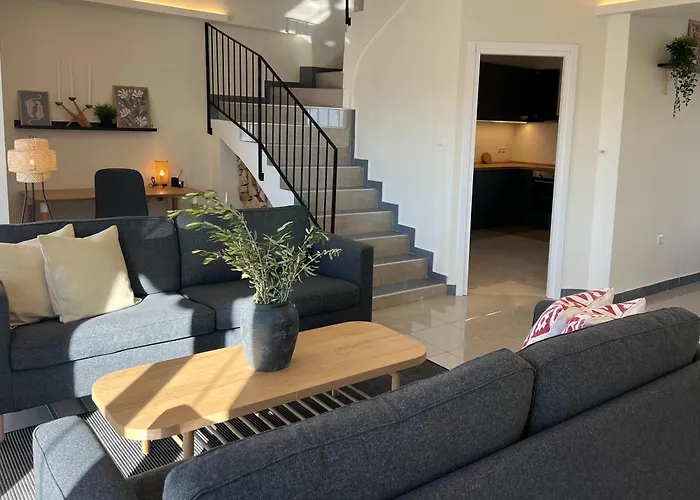 Maisonette With Stunning Terrace & Private Garage - By Solstad Cavala